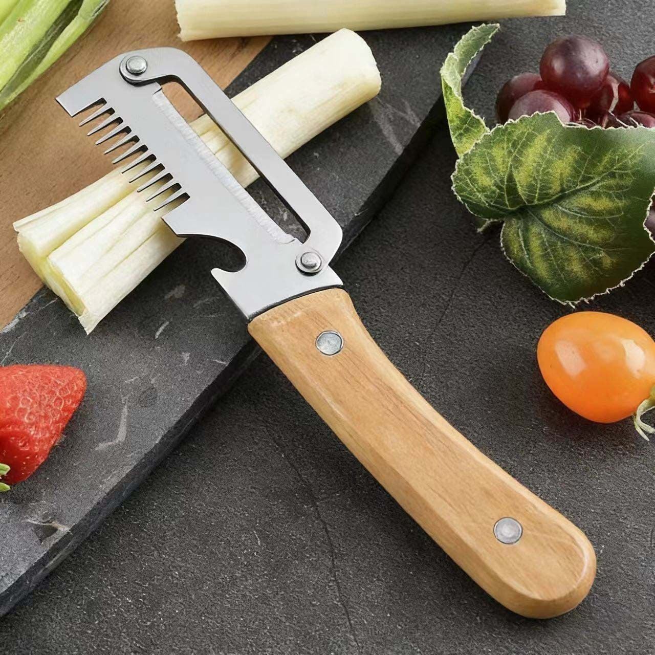 ✅【Kúp 1 a získaj 1 zadarmo】🧅🔪 Viacúčelová kuchynská škrabka 3 v 1: olúpa, krája a otvára uzávery fliaš! 🔥
